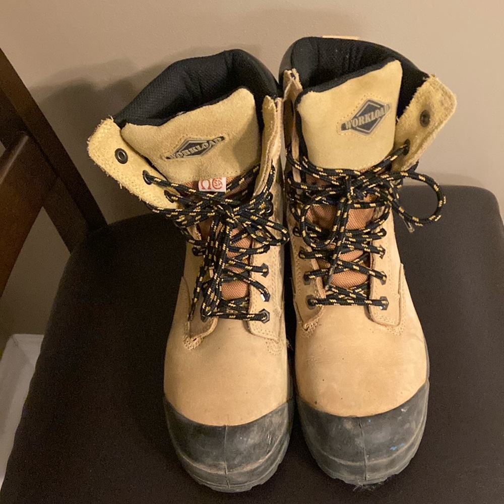 Steel toe work boots size 7 tan colour brand is workload safety boots